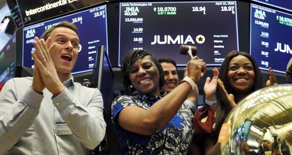 Sacha Poignonnec, cofondateur et codirigeant de Jumia (à gauche) applaudit la directrice générale de Jumia Nigeria, Juliet Anammah (au centre), qui sonnait la cloche ce vendredi matin à la Bourse de New York pour la première cotation de la plate-forme d’e-commerce africaine.